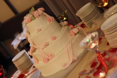 pink roses and pink drapes wedding cake